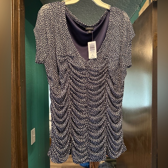 ‼️FINAL‼️Stretch mesh scoop neck shirred top in navy and white polka dot print - Picture 1 of 3